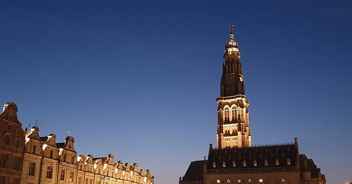 Procedures at the Arras town hall, civil-status counter and submission of an administrative file