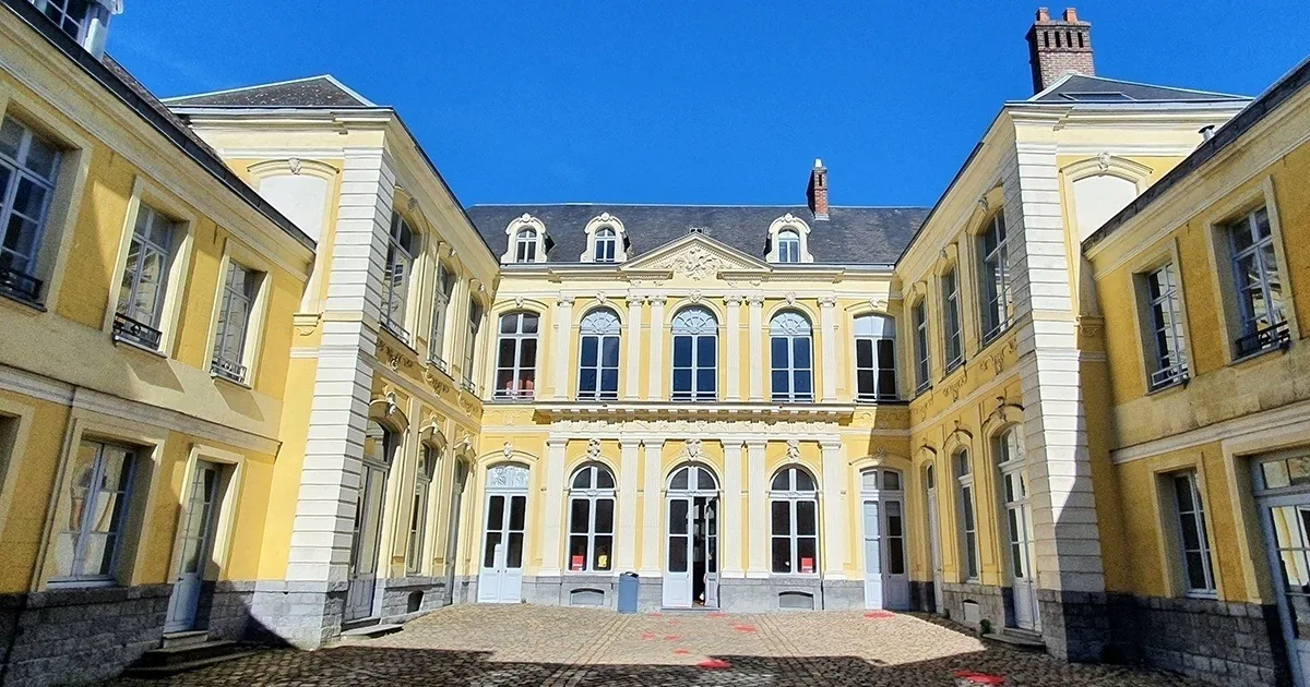 cour hotel de guines