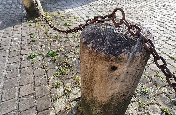gres bollard for tying up cattle