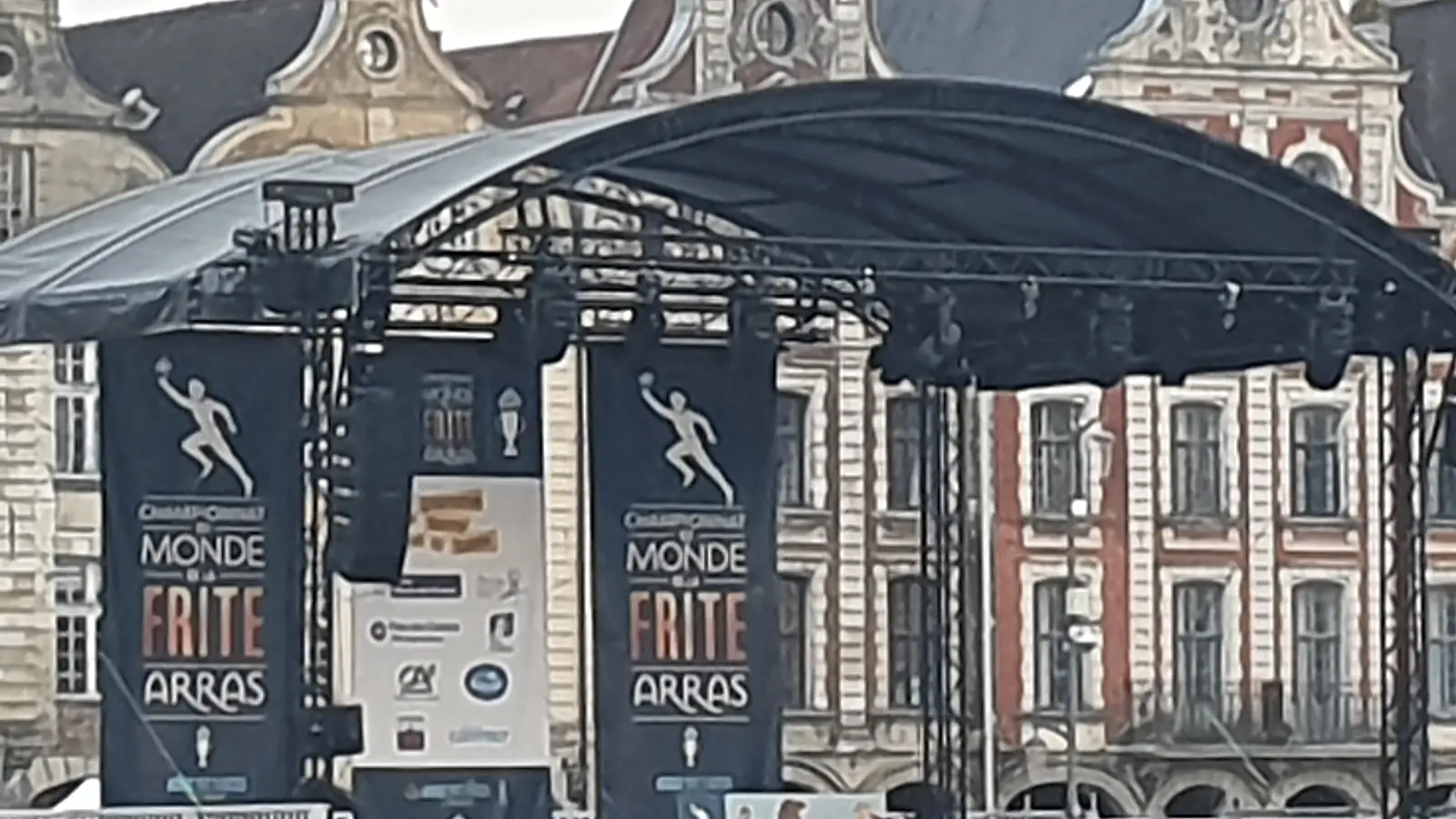 La scène du Championnat du monde de la frite sur la Grand’Place d’Arras, devant les façades baroques