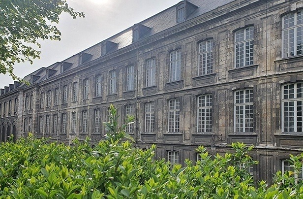 vue exterieure de la mediatheque d arras