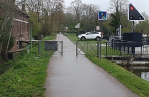 Chemin de halage, écluse et péniches à Arras