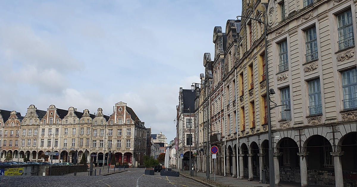 vue de la grand place et de ses maisons baroques